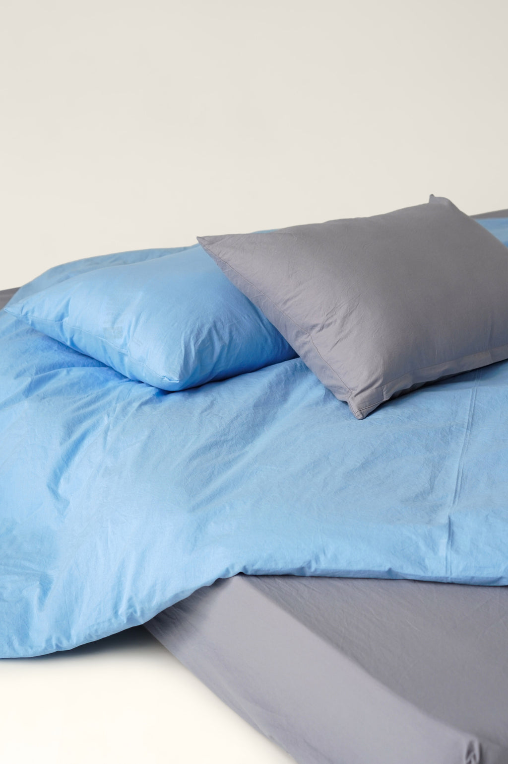 Washed cotton bedding with ruffles Sky & Ash