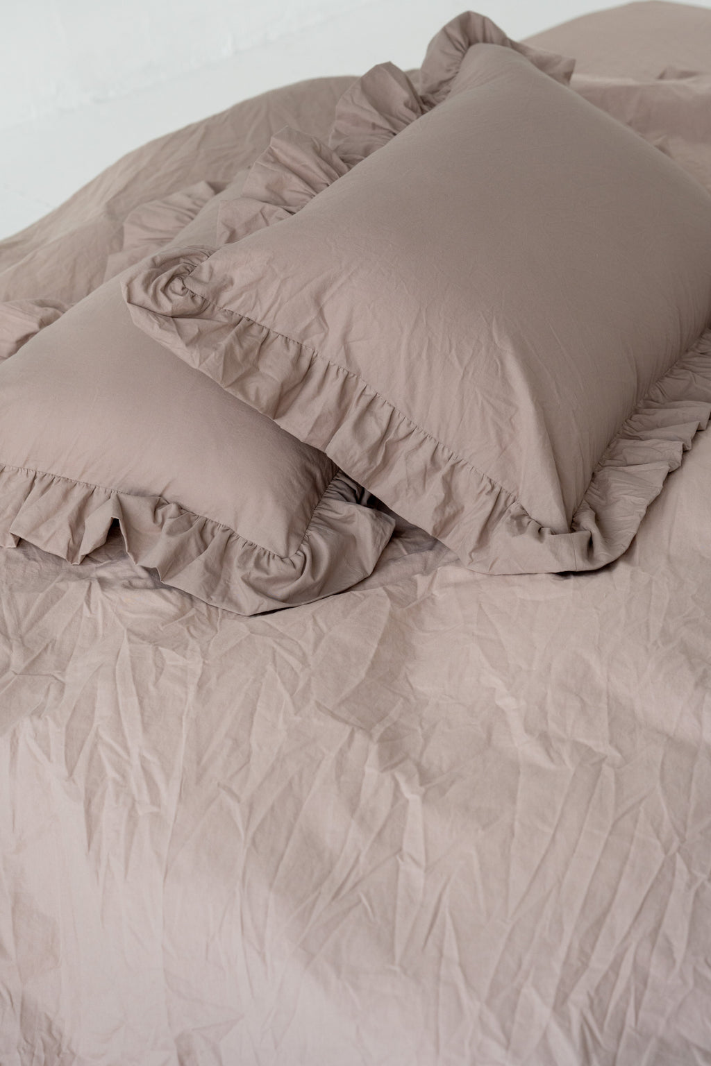Washed cotton bedding with ruffles Sand