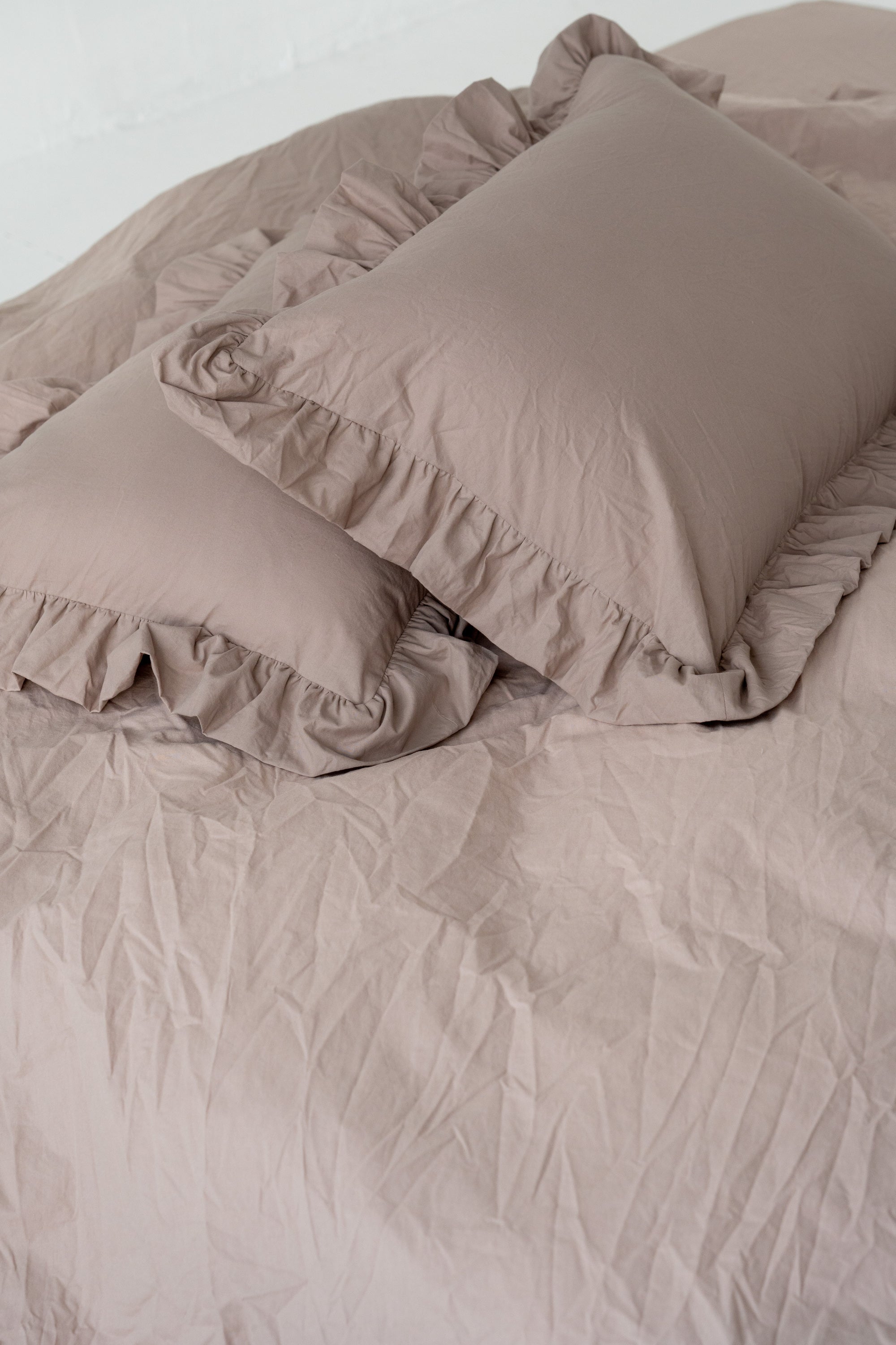 Washed cotton bedding with ruffles Sand