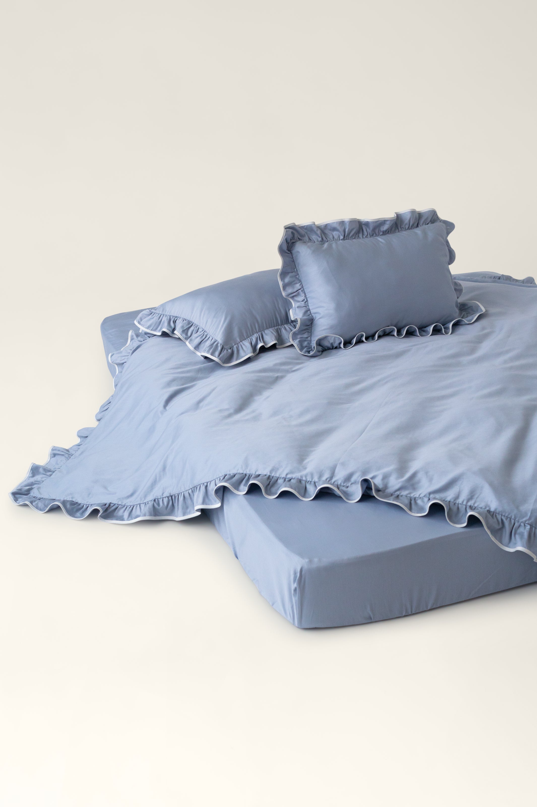 Ruffle satin duvet cover with white piping – Delphi