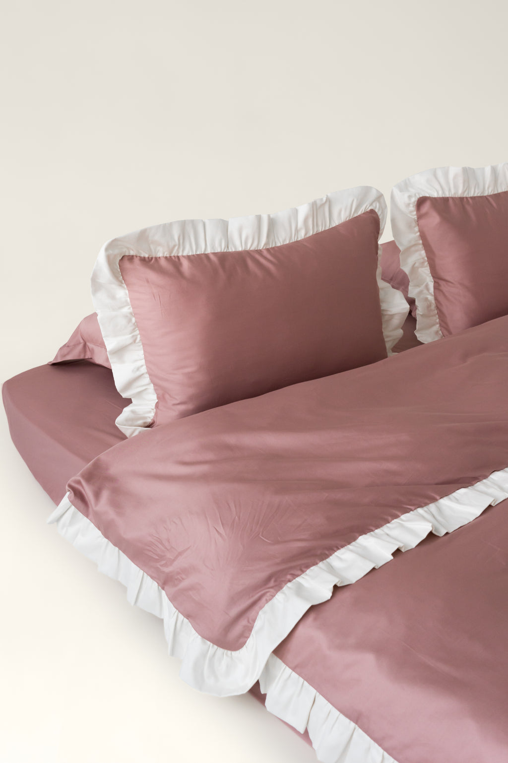 Satin bedding with ruffles Altea