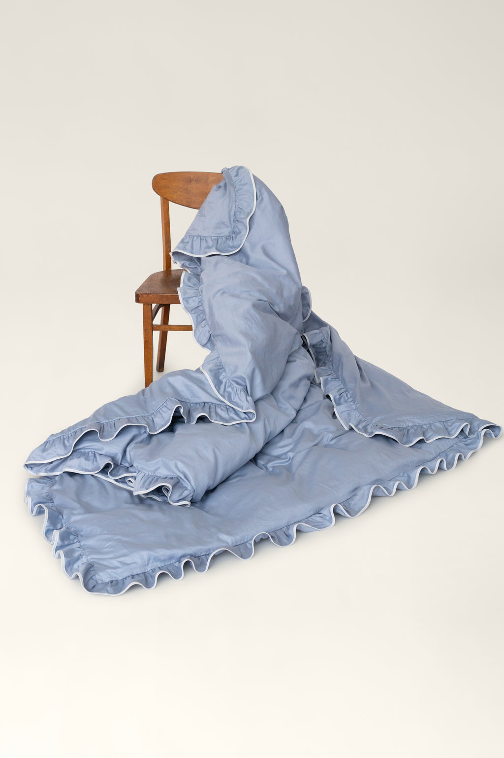 Ruffle satin duvet cover with white piping – Delphi