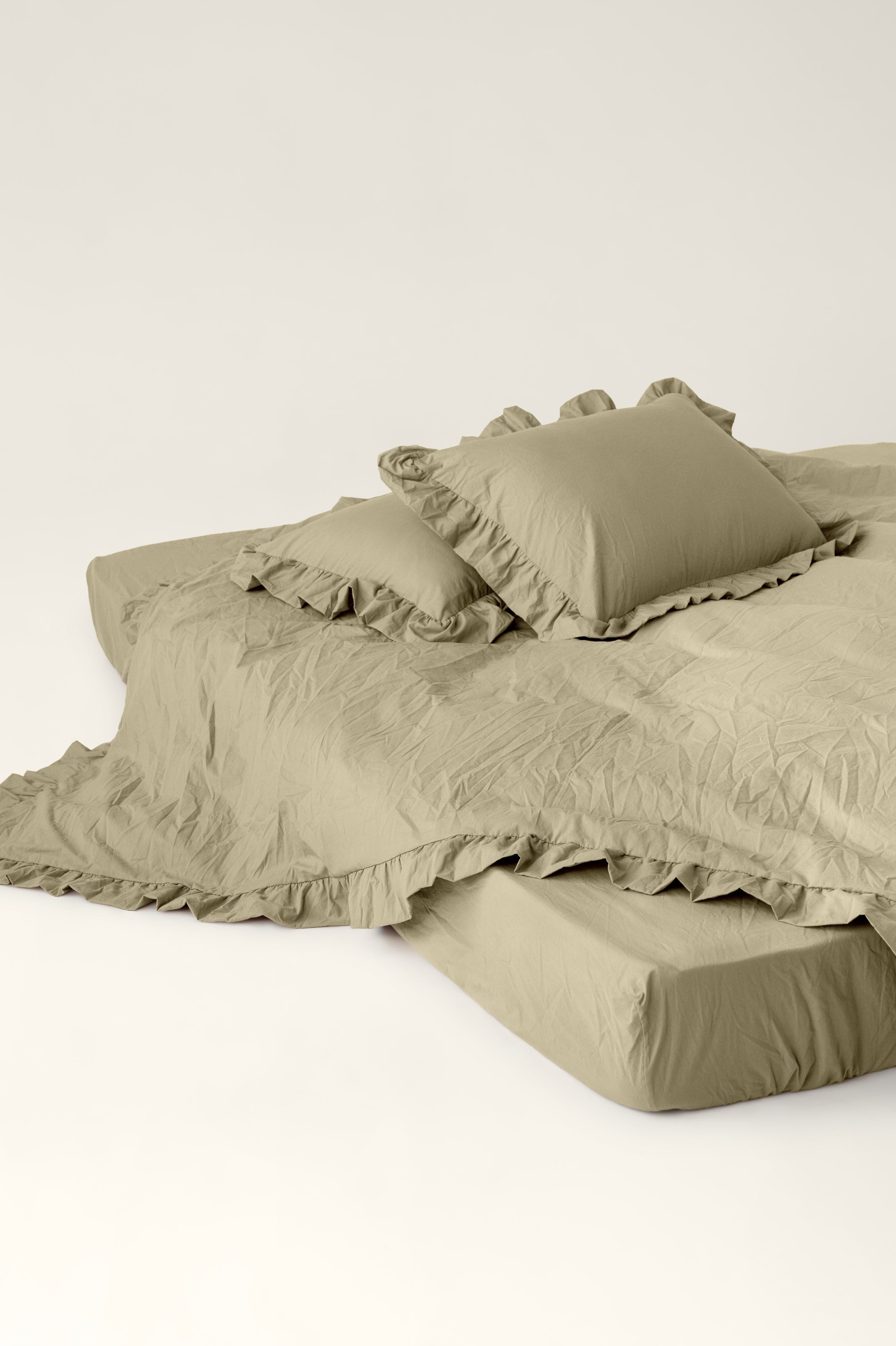 Washed cotton bedding with ruffles Pistachio