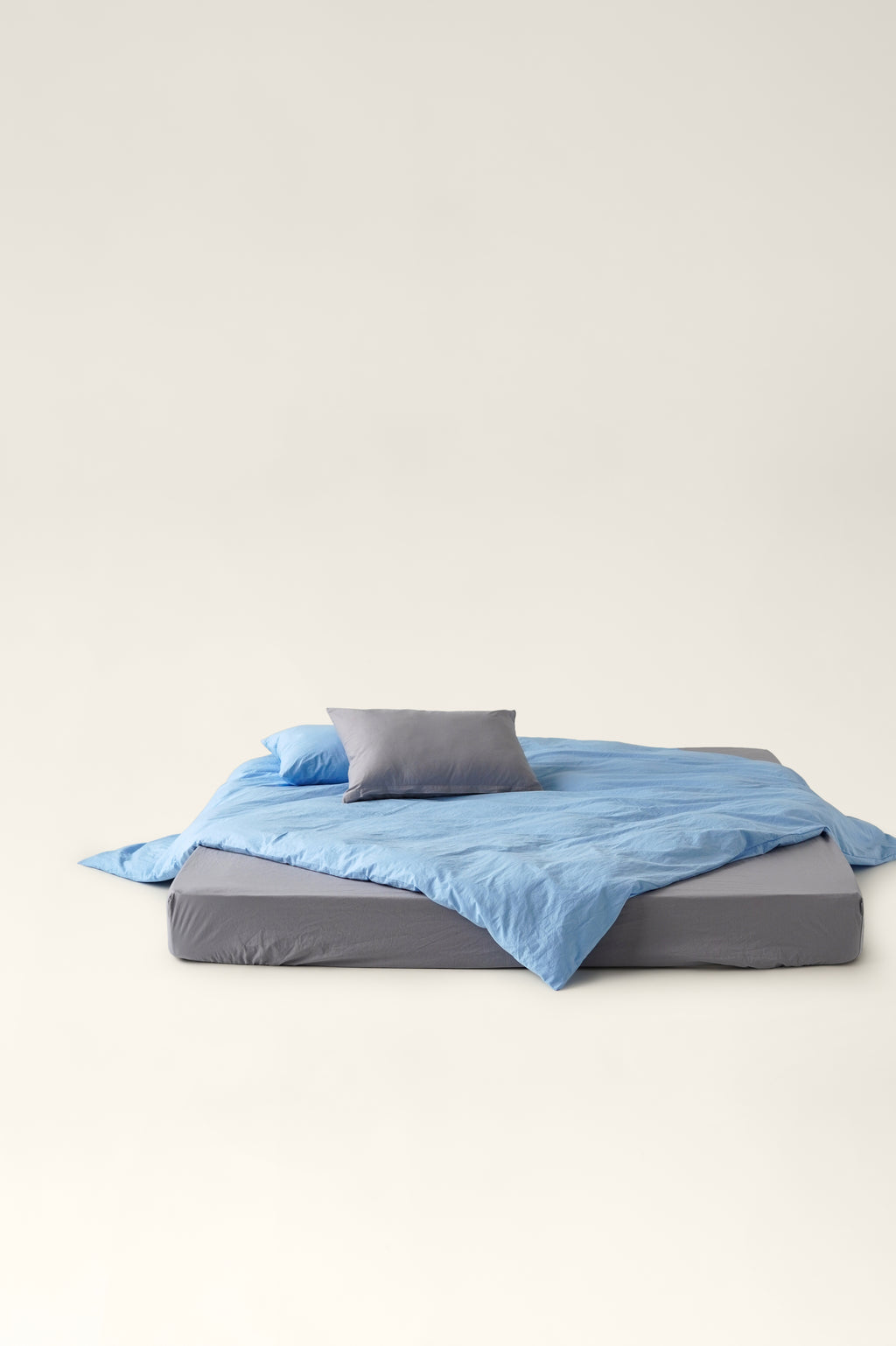 Washed cotton bedding with ruffles Sky & Ash