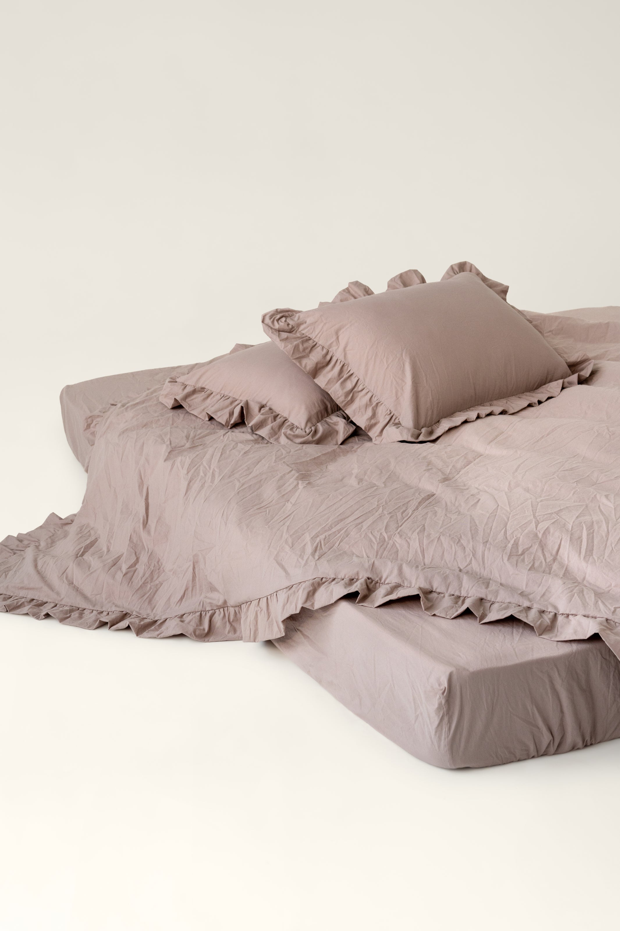 Washed cotton bedding with ruffles Sand