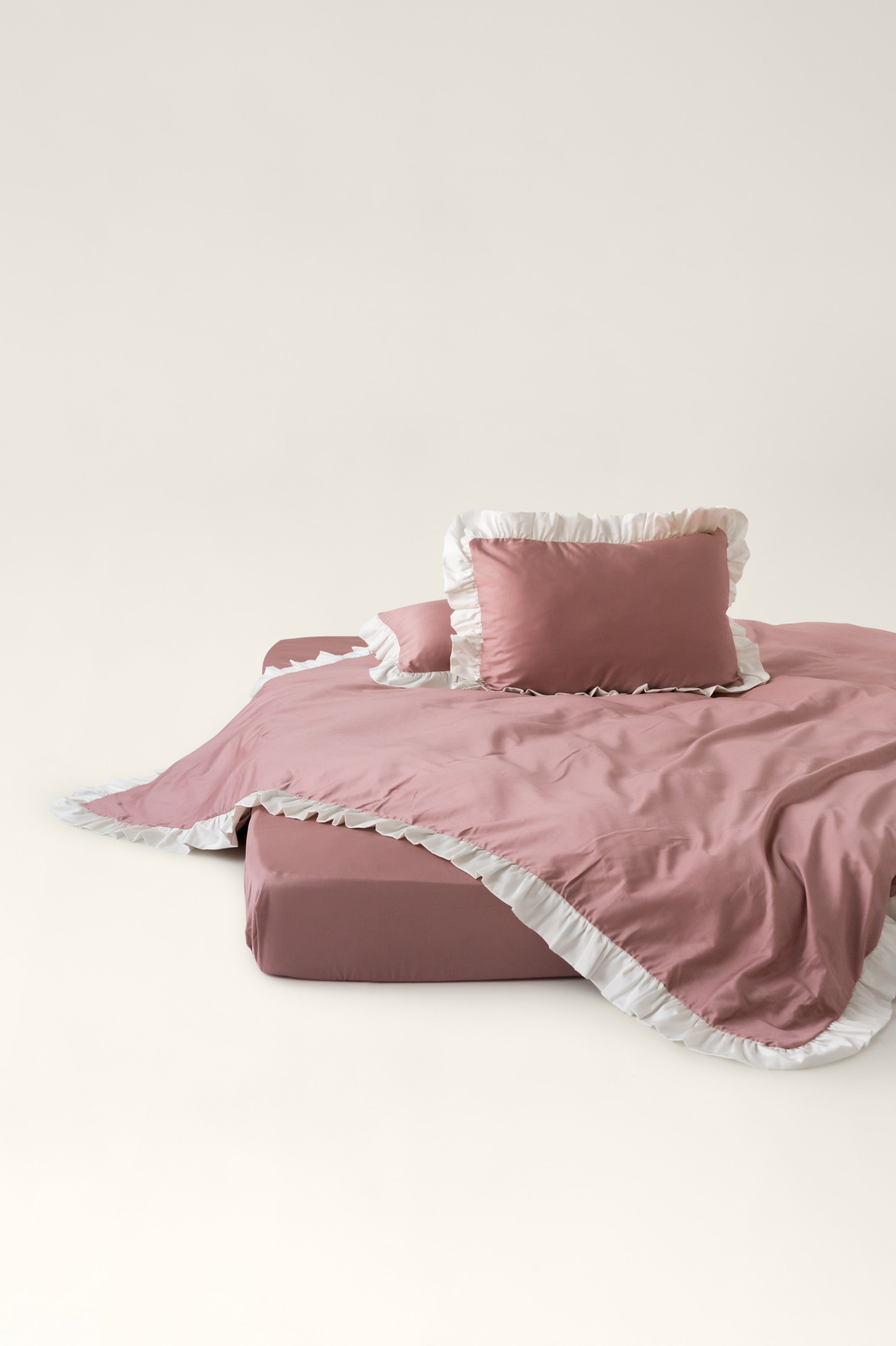 Satin bedding with ruffles Altea
