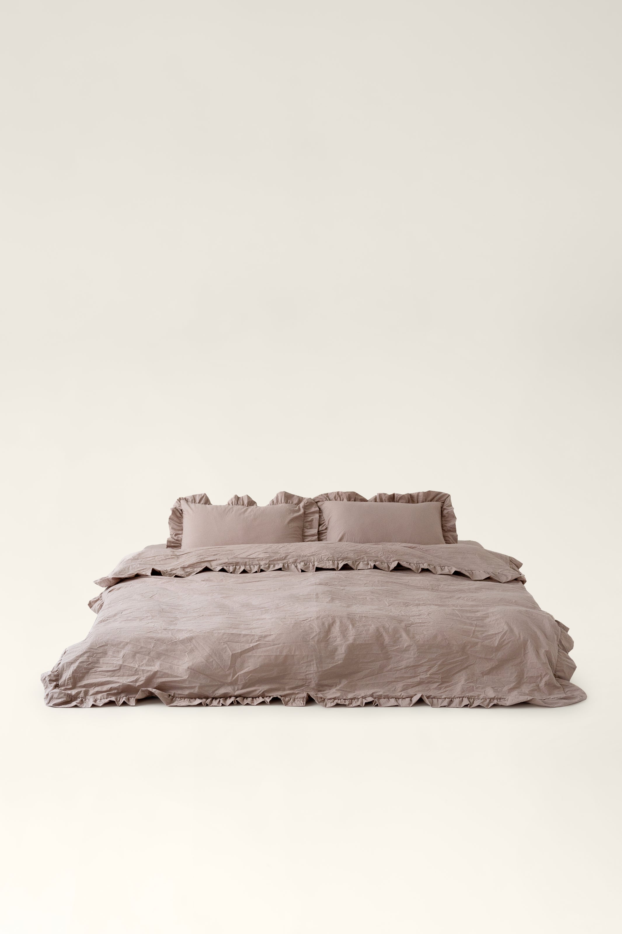 Washed cotton bedding with ruffles Sand