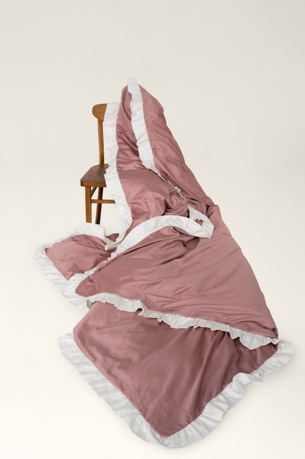 Satin bedding with ruffles Altea