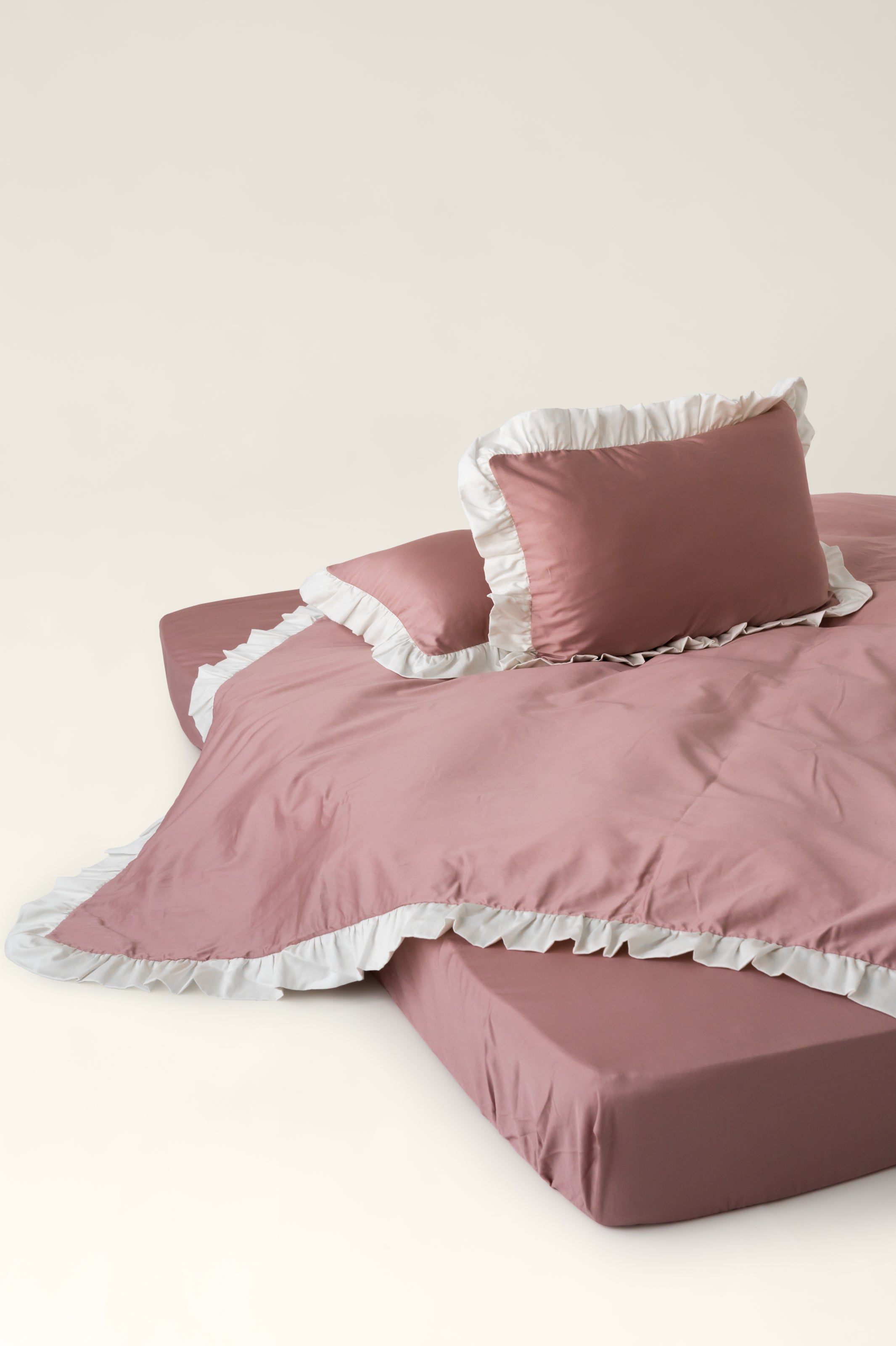 Satin duvet cover with ruffles Chambery