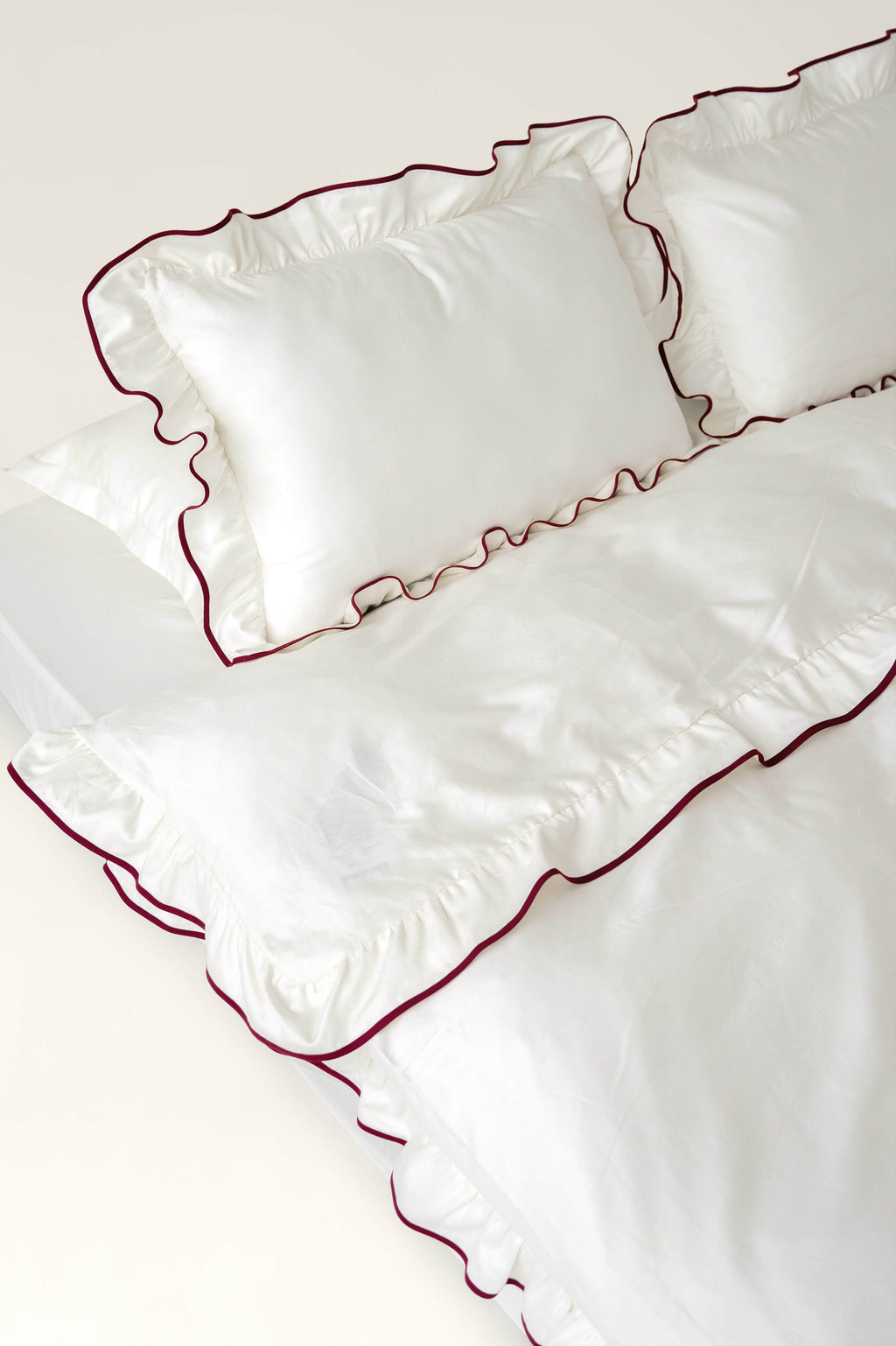 Satin bedding with ruffles Beni