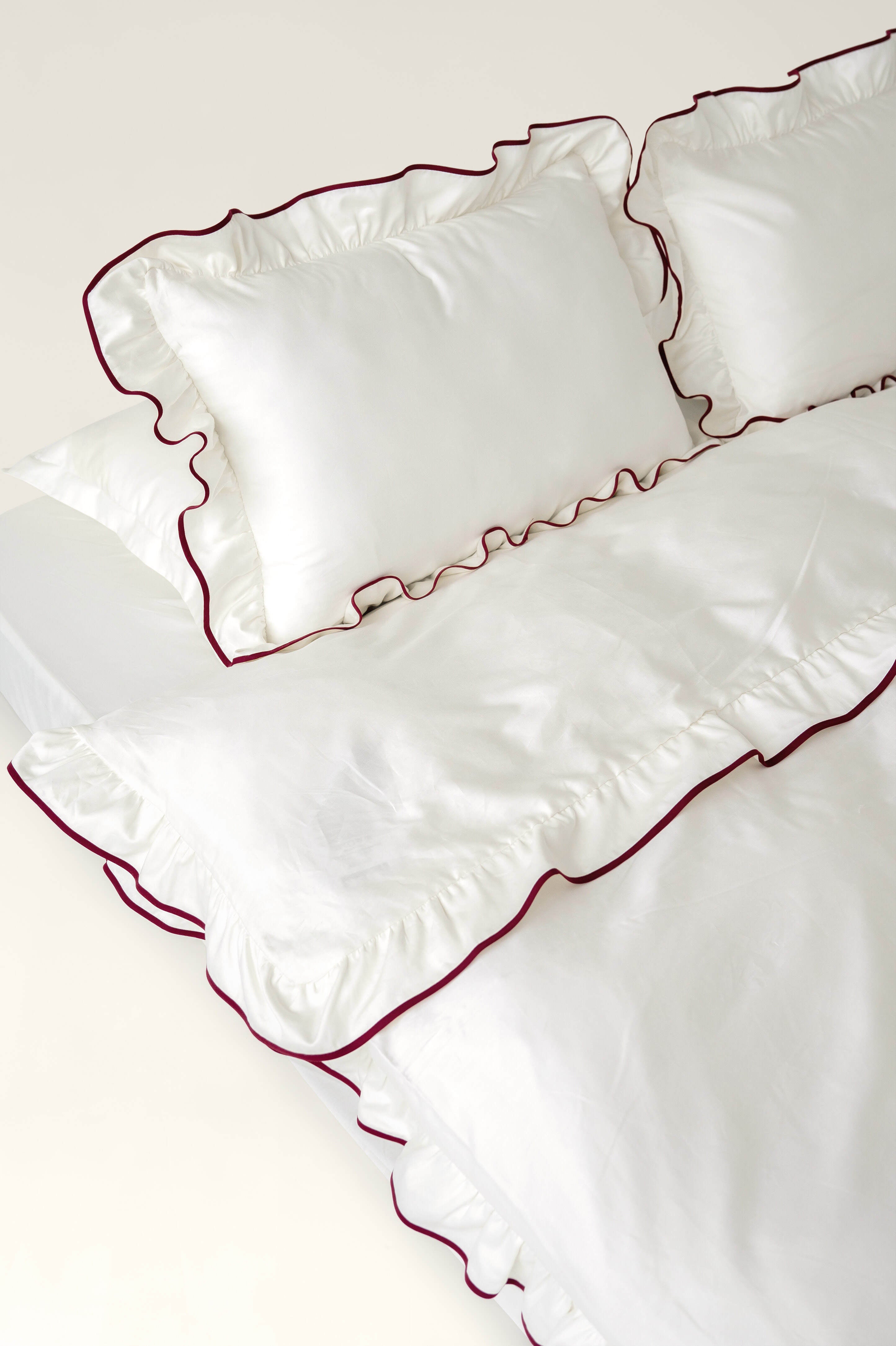 Satin bedding with ruffles Beni