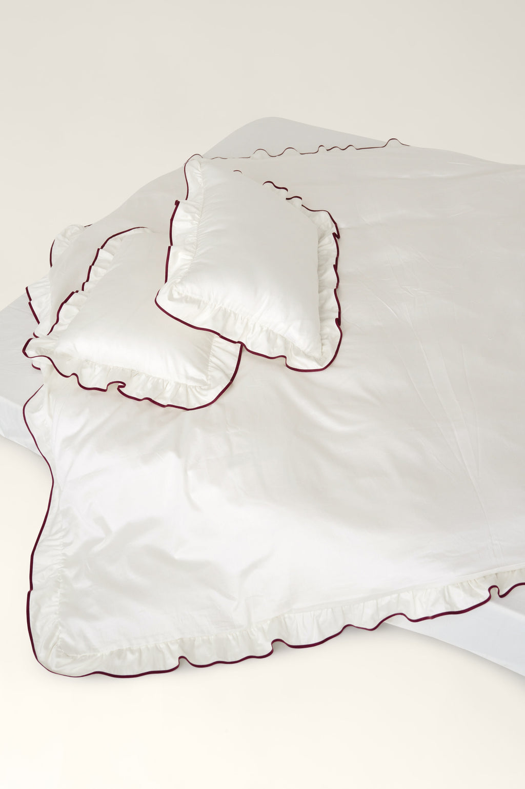 Satin bedding with ruffles Beni