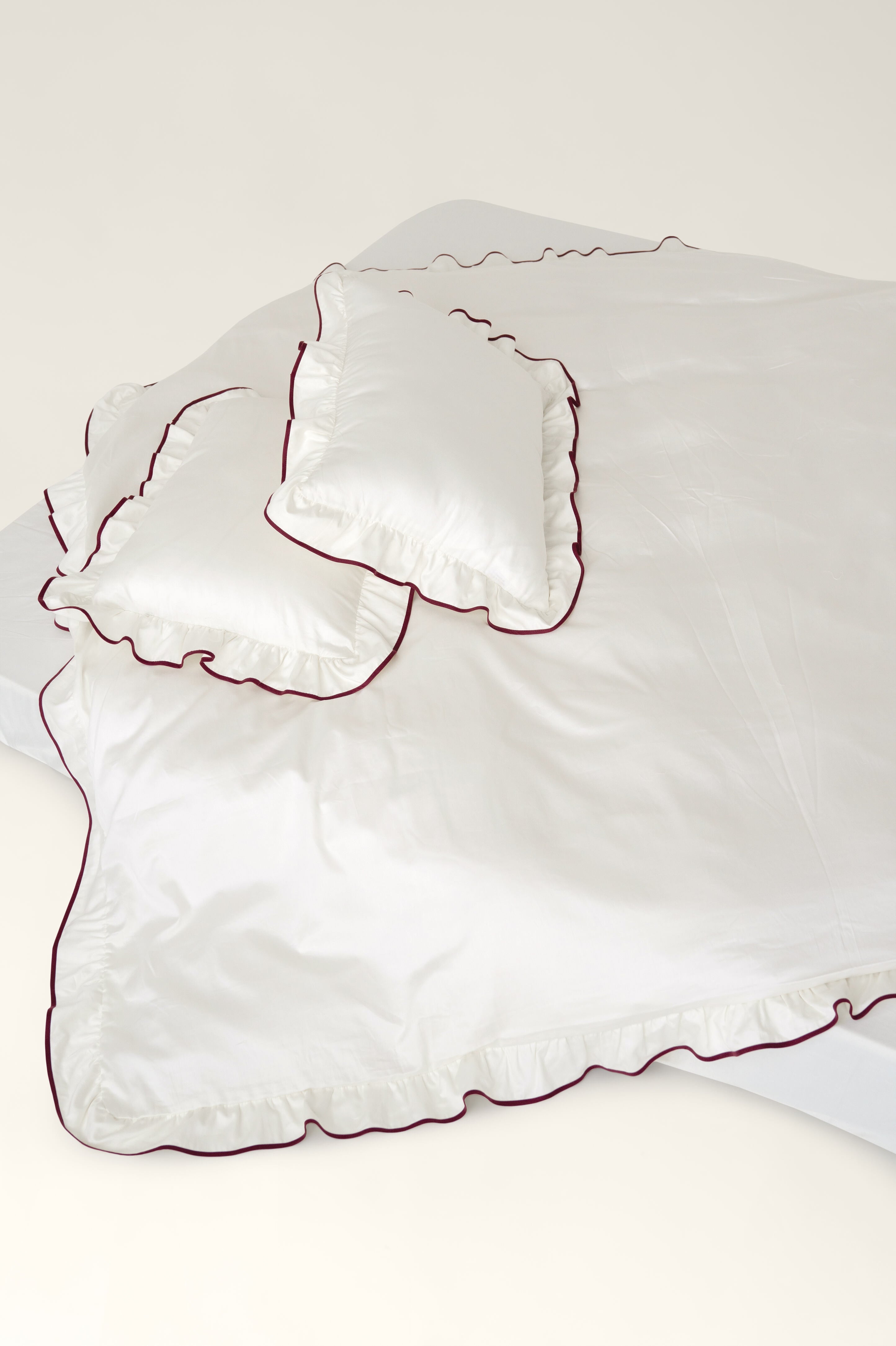 Satin bedding with ruffles Beni