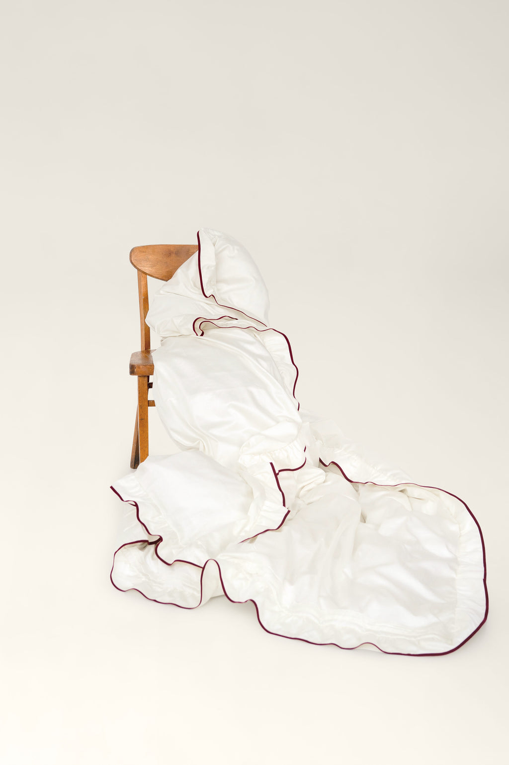 Satin bedding with ruffles Beni