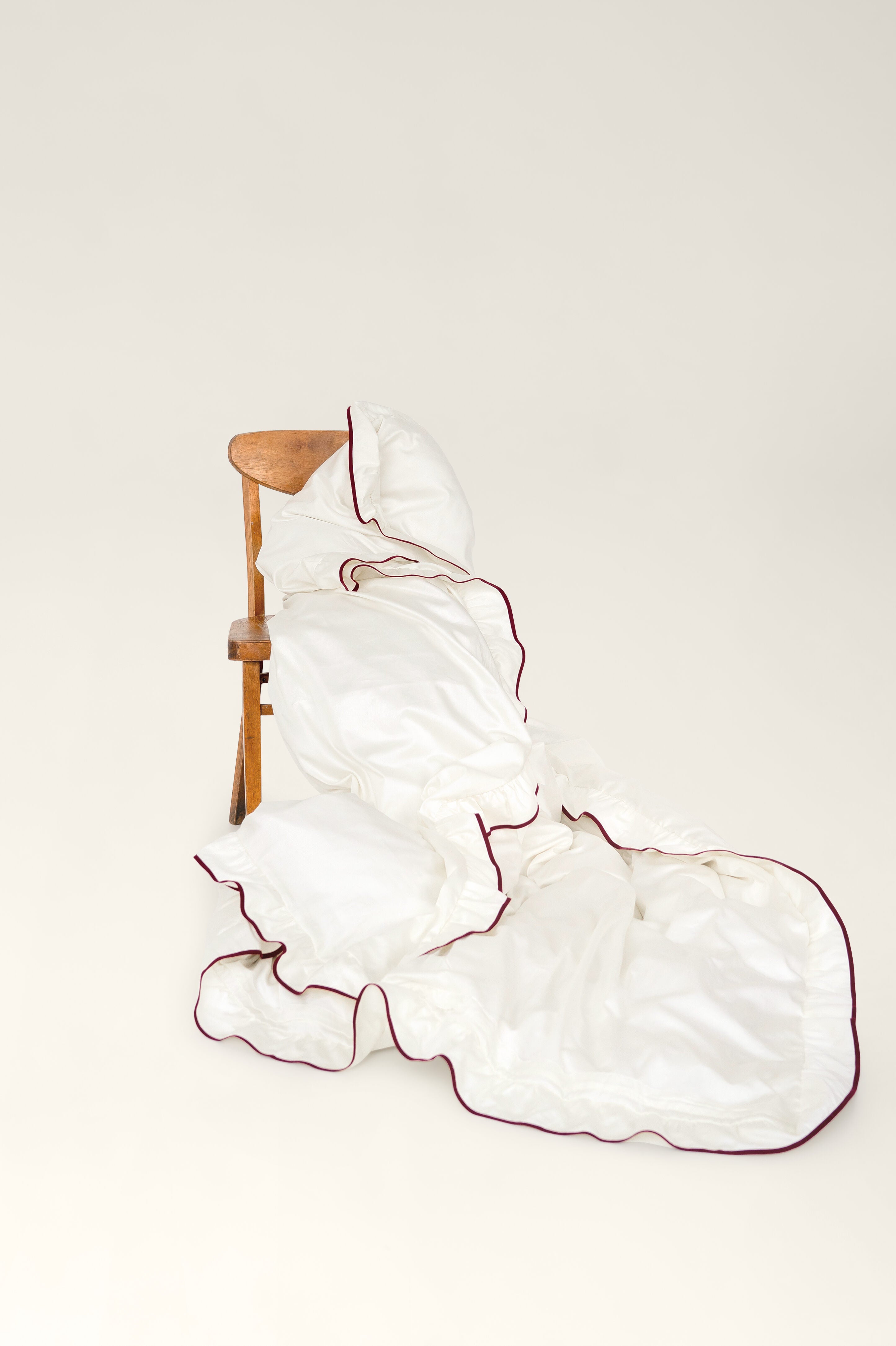 Satin bedding with ruffles Beni