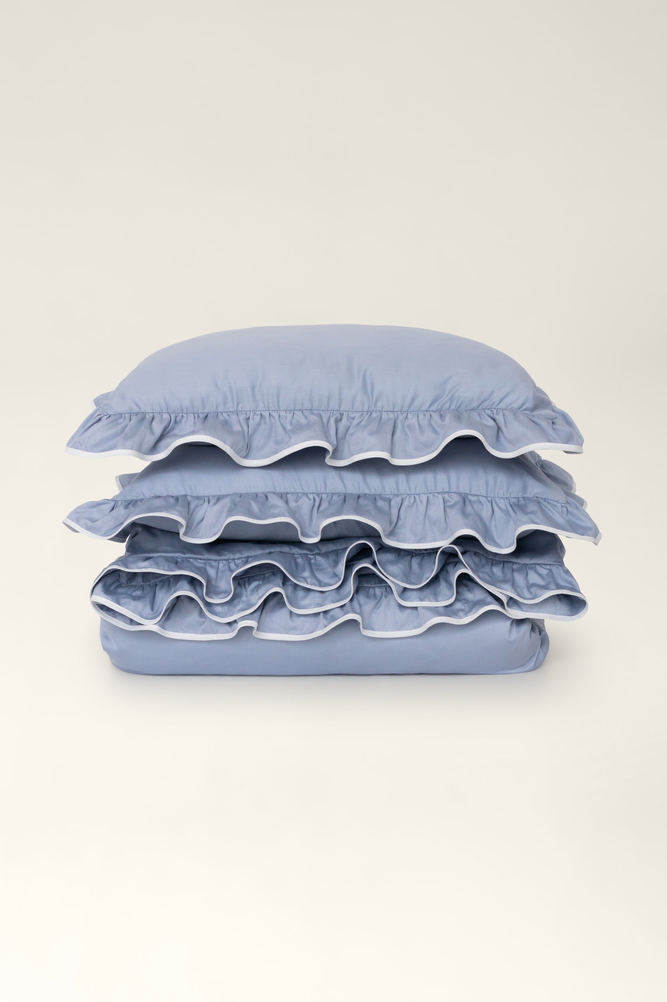 Ruffle satin pillowcases with white piping – Delphi