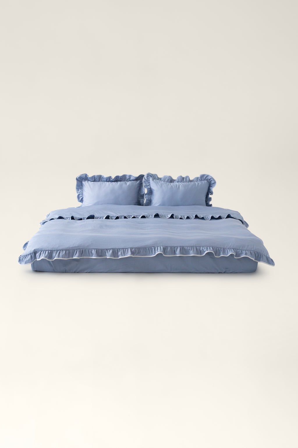 Ruffle satin pillowcases with white piping – Delphi