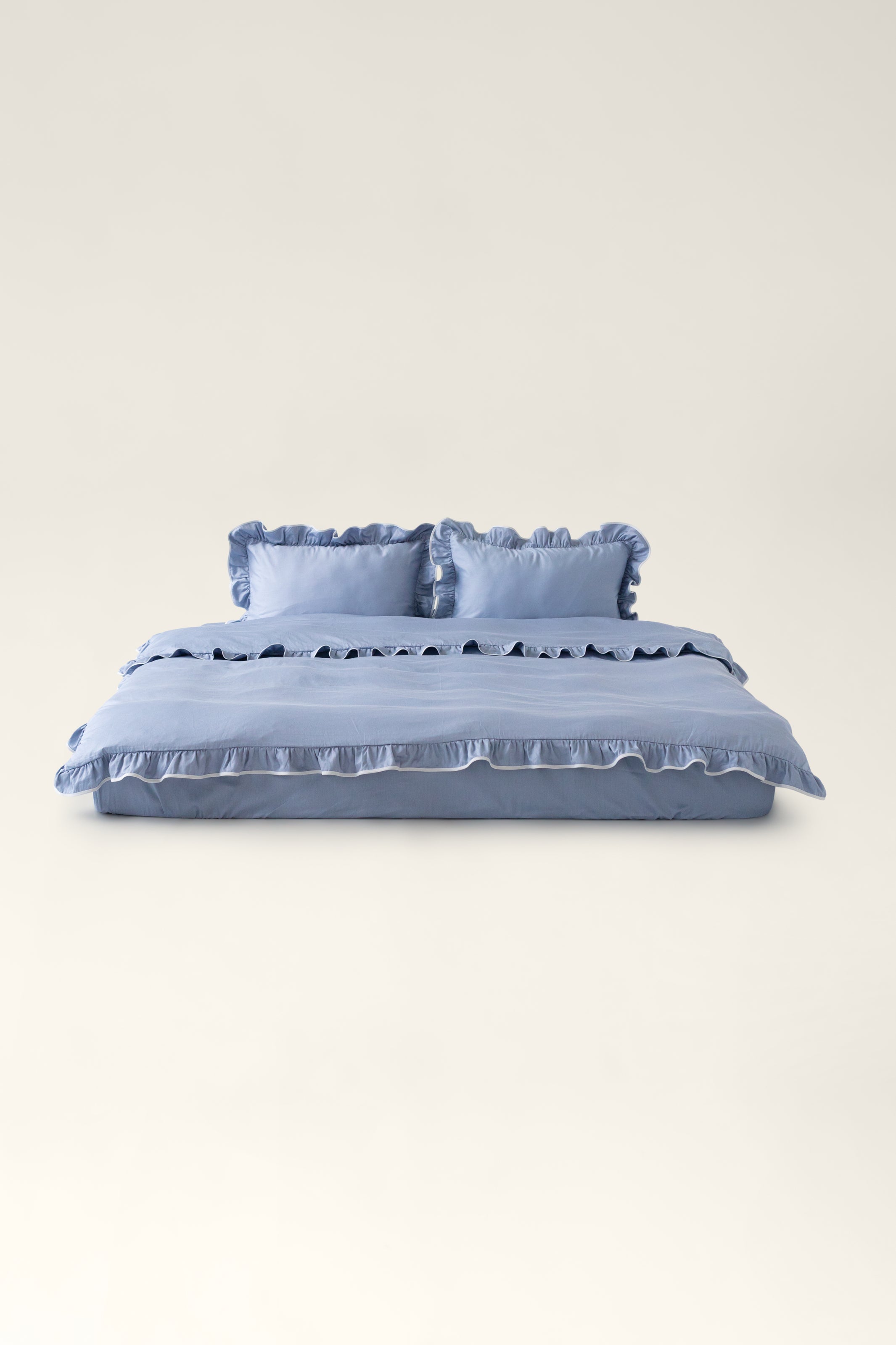 Ruffle satin pillowcases with white piping – Delphi