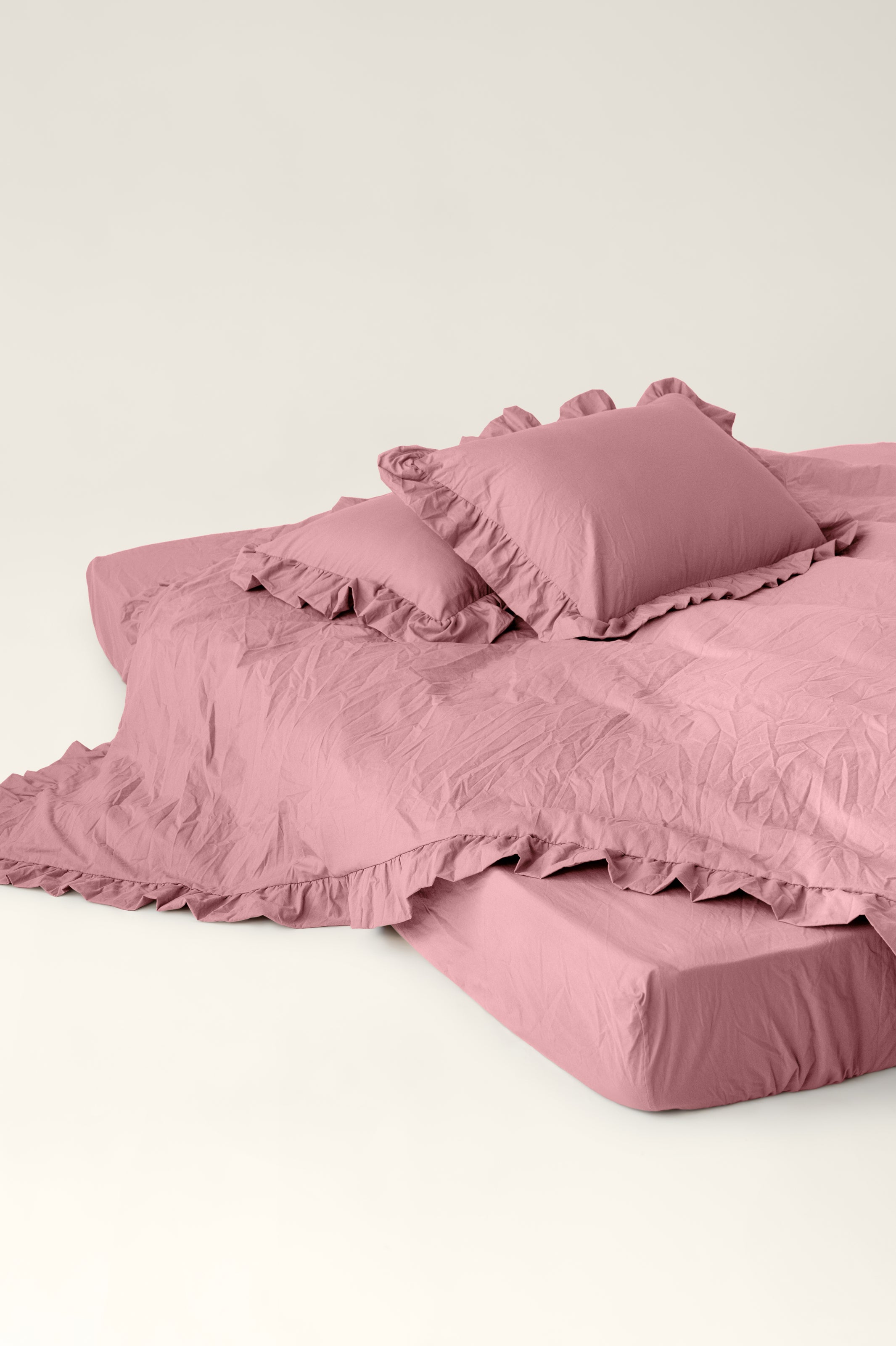 Washed cotton pillowcases with ruffles Strawberry pink