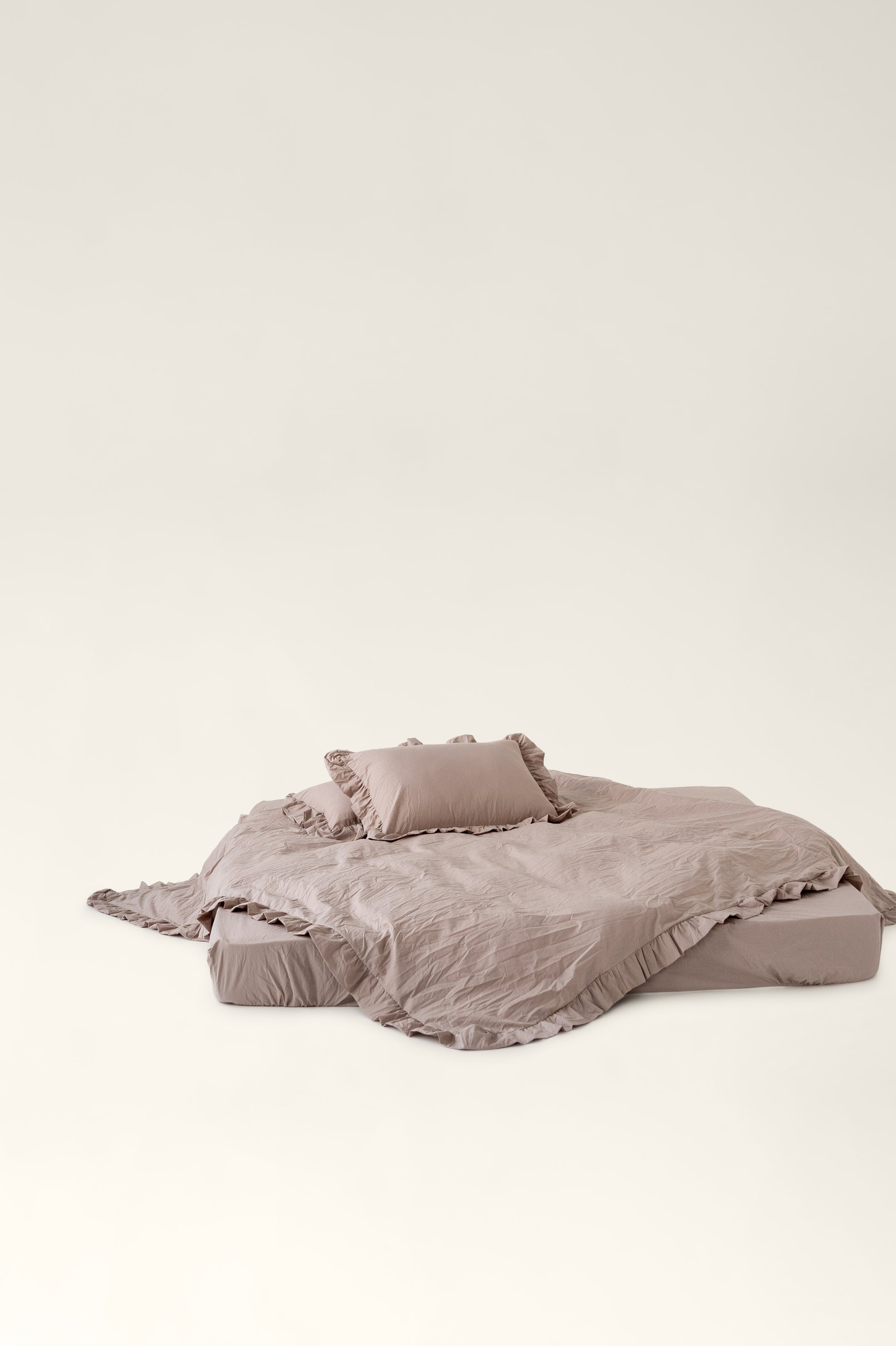 Washed cotton duvet cover with ruffles Sand