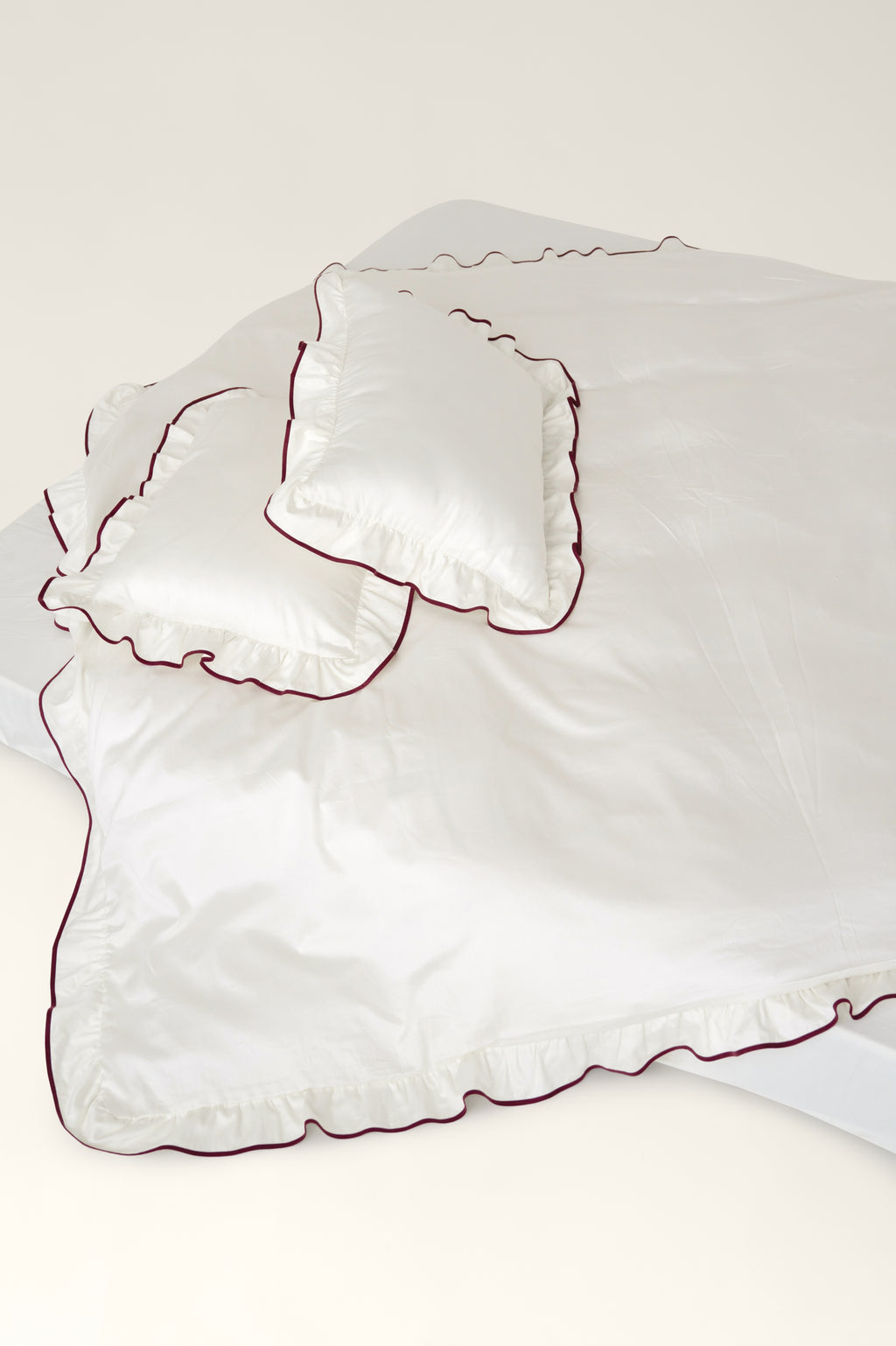 Satin duvet cover with ruffles Beni