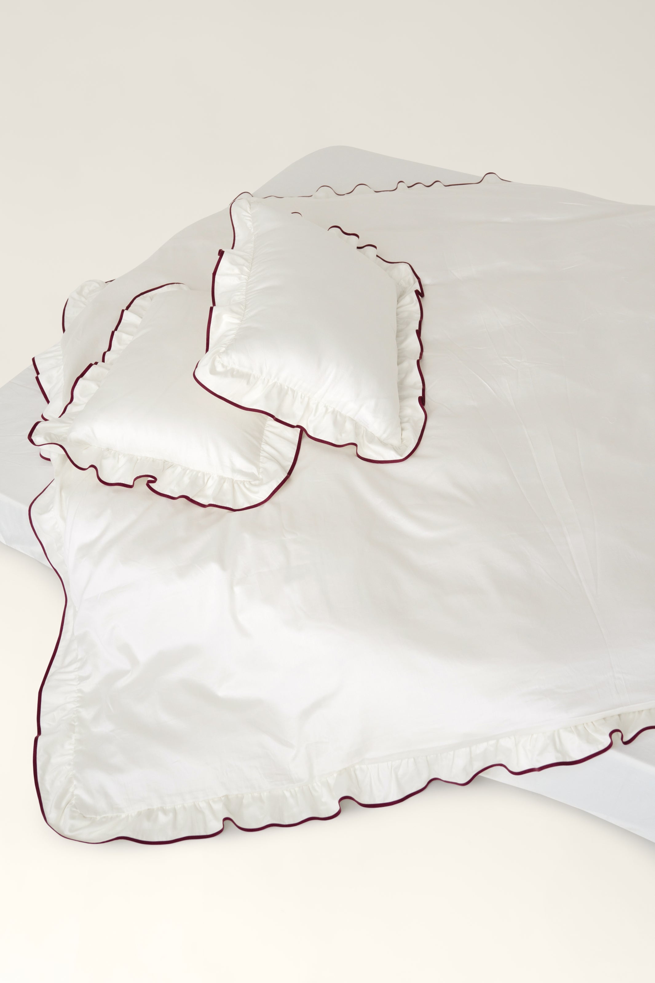 Satin duvet cover with ruffles Beni