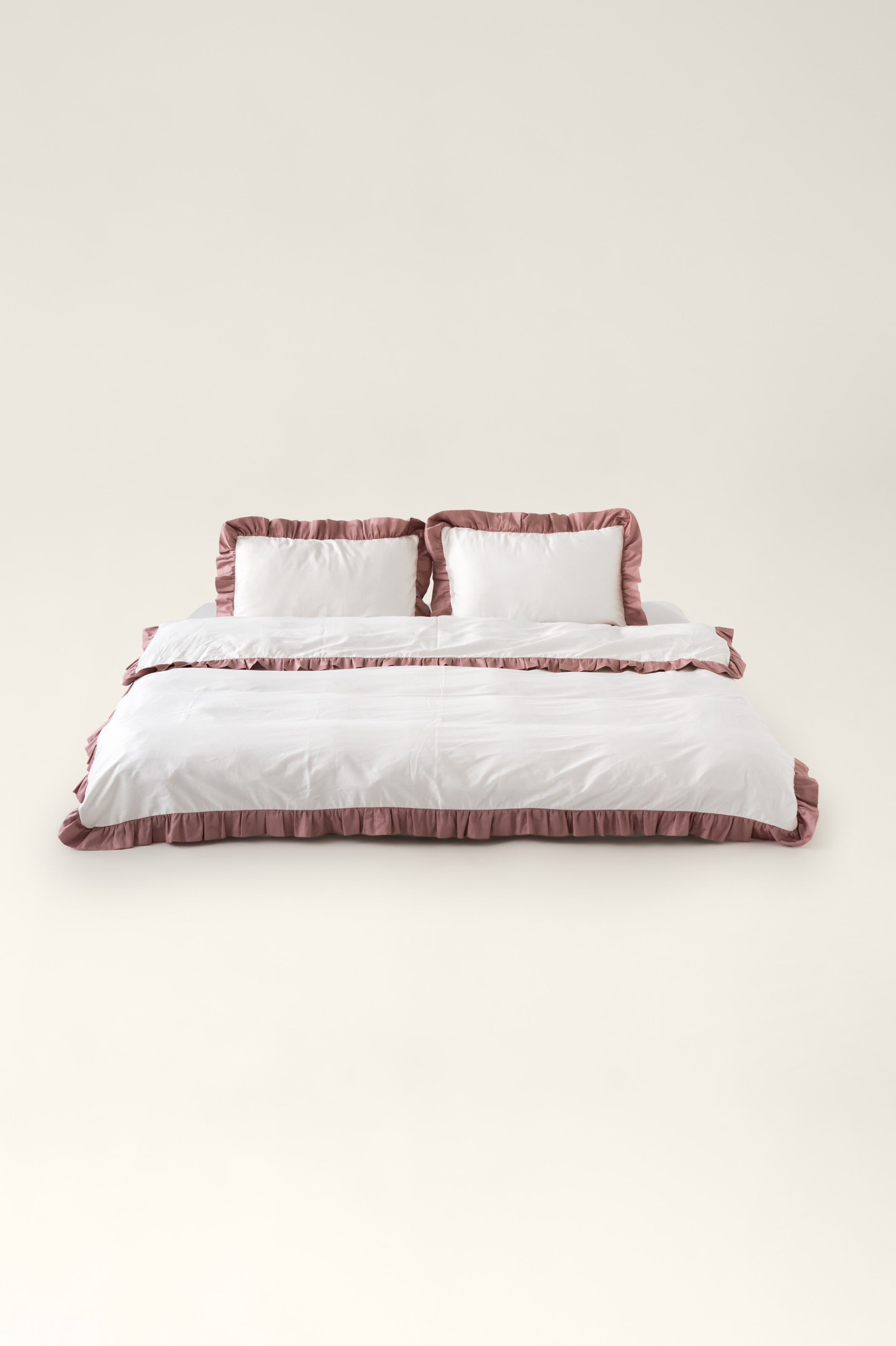 Satin bedding with ruffles Savoy