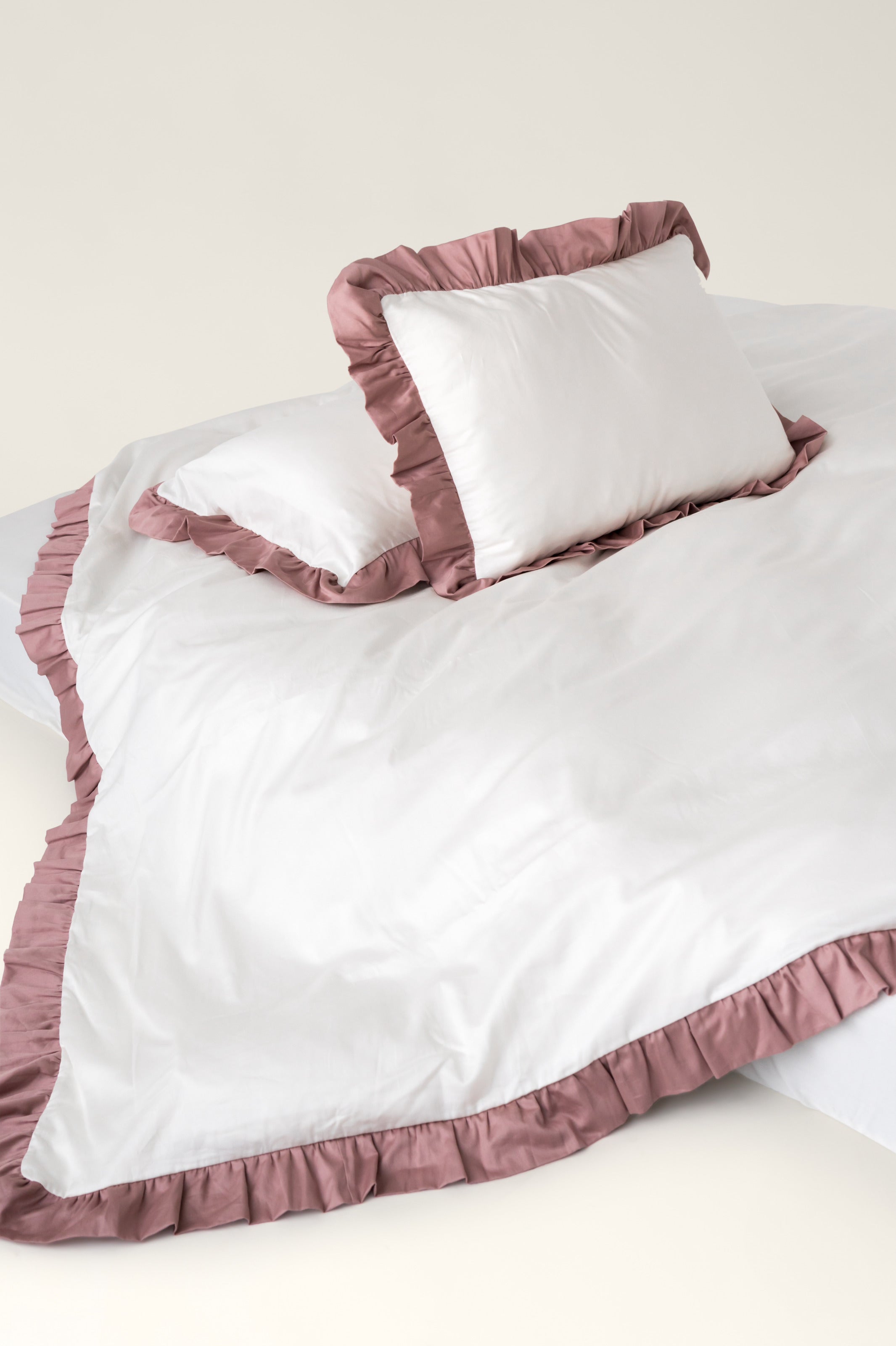Satin bedding with ruffles Savoy