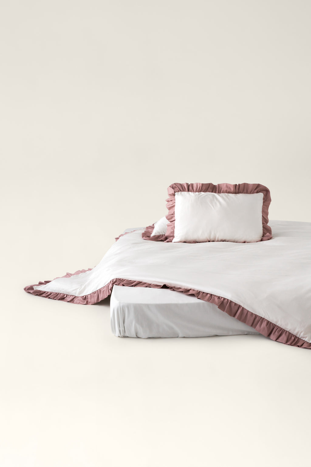 Satin bedding with ruffles Savoy
