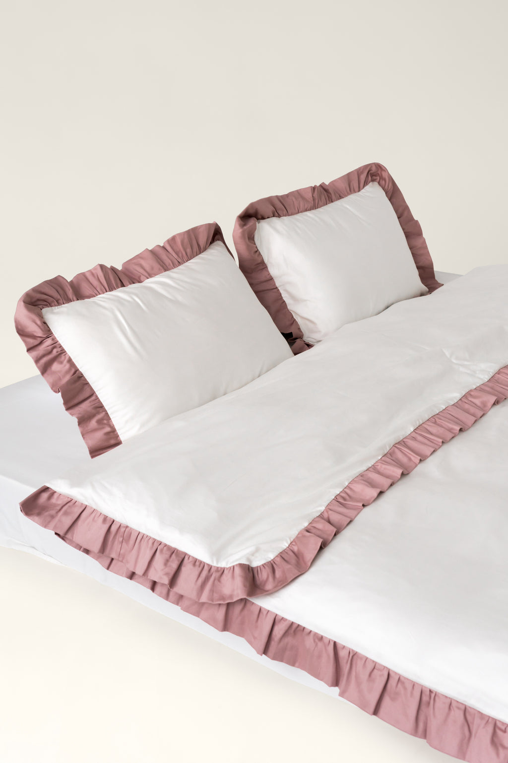 Satin bedding with ruffles Savoy
