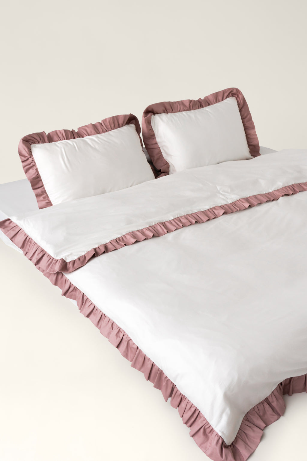 Satin bedding with ruffles Savoy
