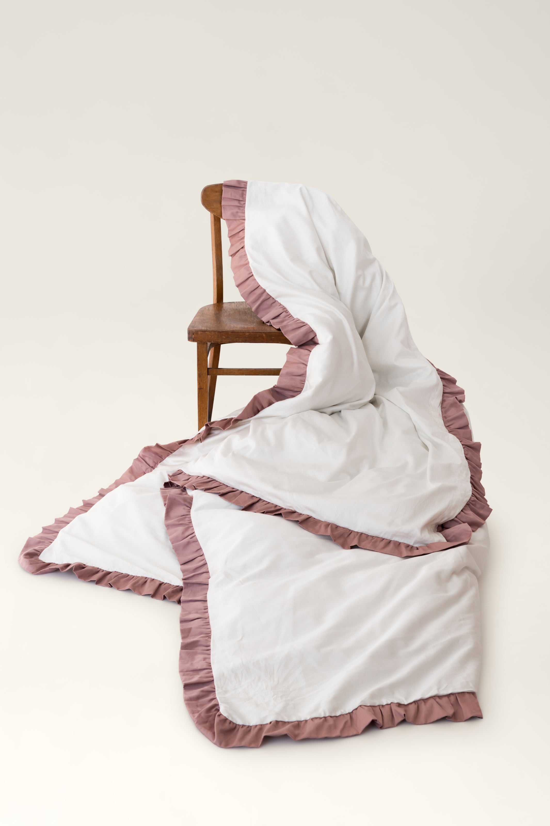 Satin bedding with ruffles Savoy