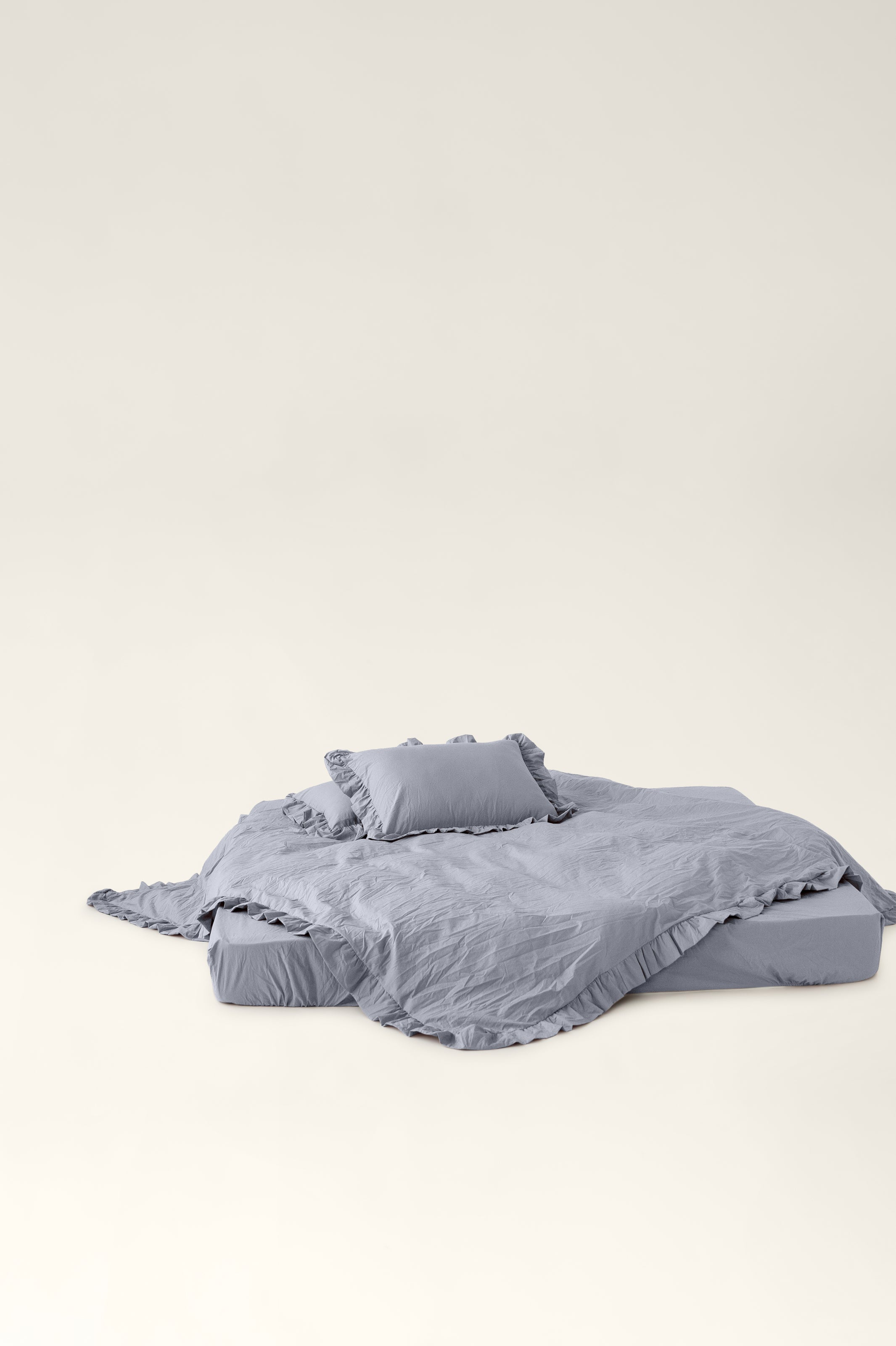Washed cotton bedding with ruffles Ash