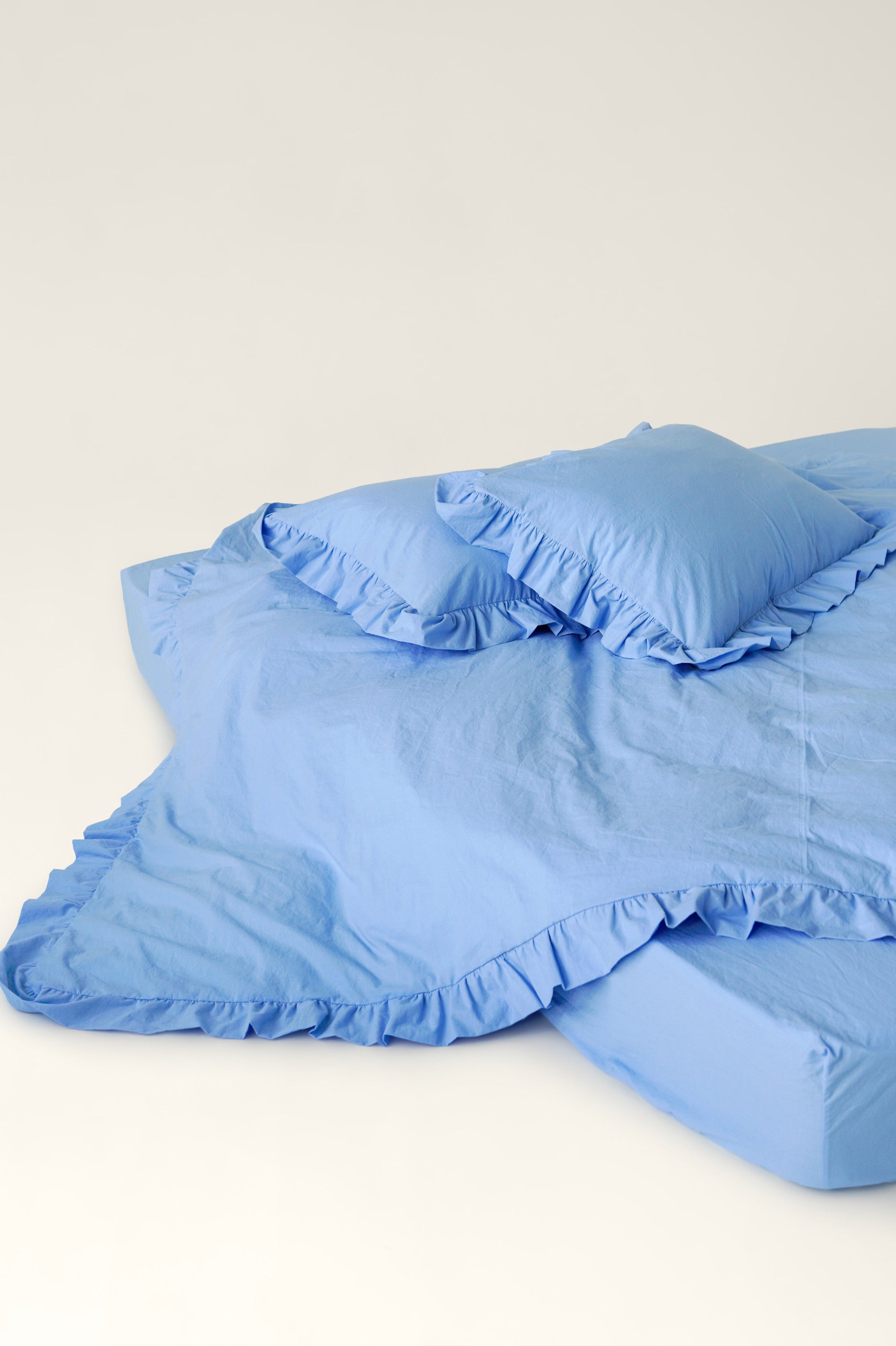 Washed cotton bedding with ruffles Sky