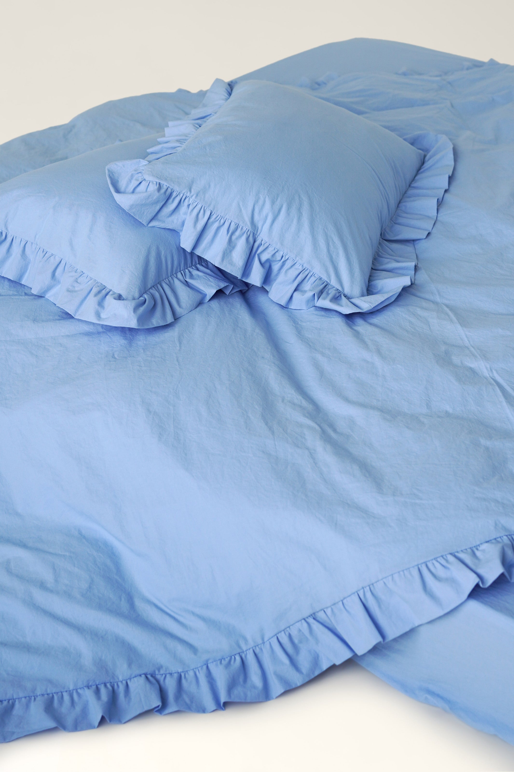 Washed cotton bedding with ruffles Sky