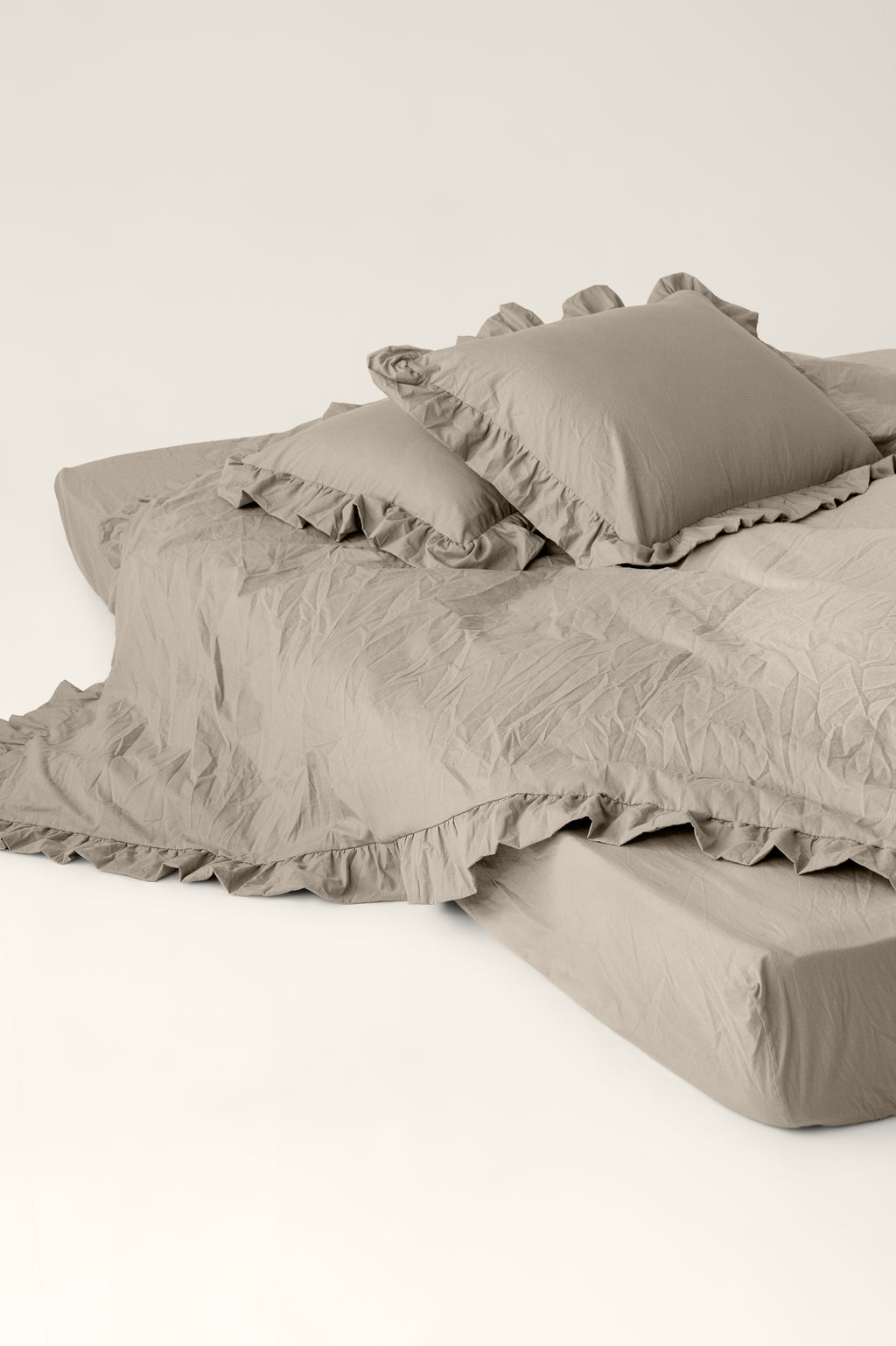 Washed cotton pillowcases with ruffles Brie