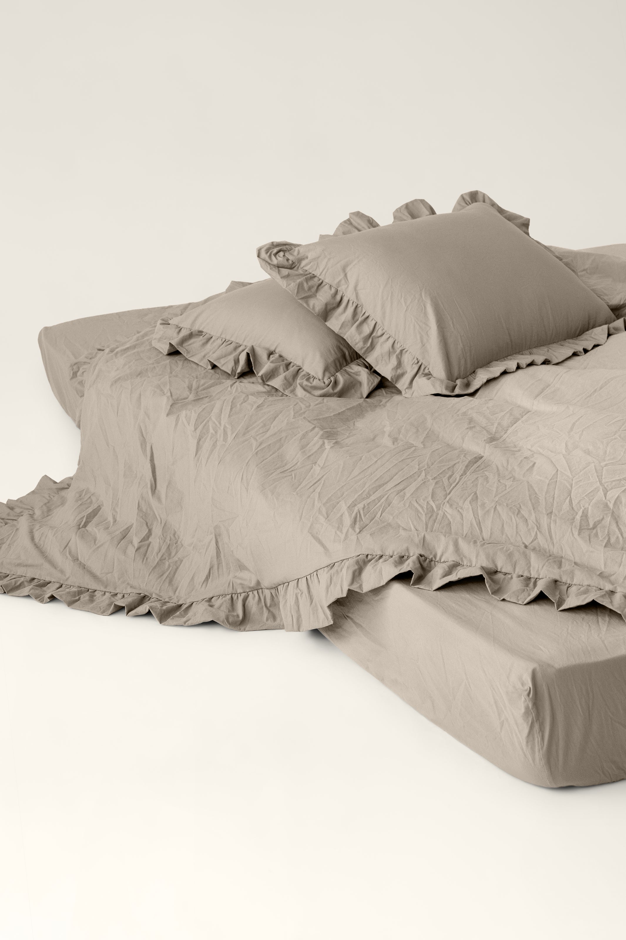 Washed cotton pillowcases with ruffles Brie