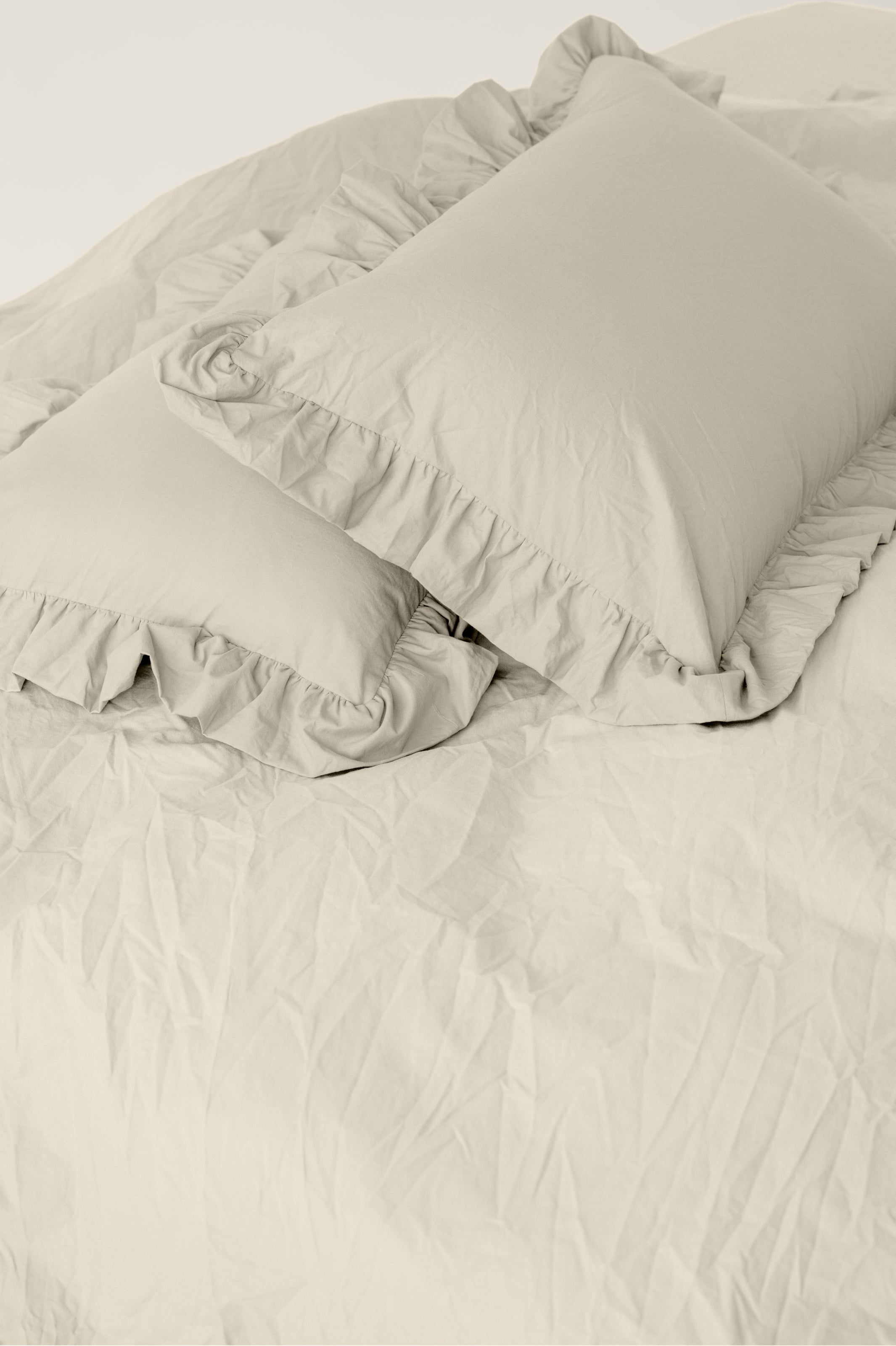 Washed cotton bedding with ruffles Brie
