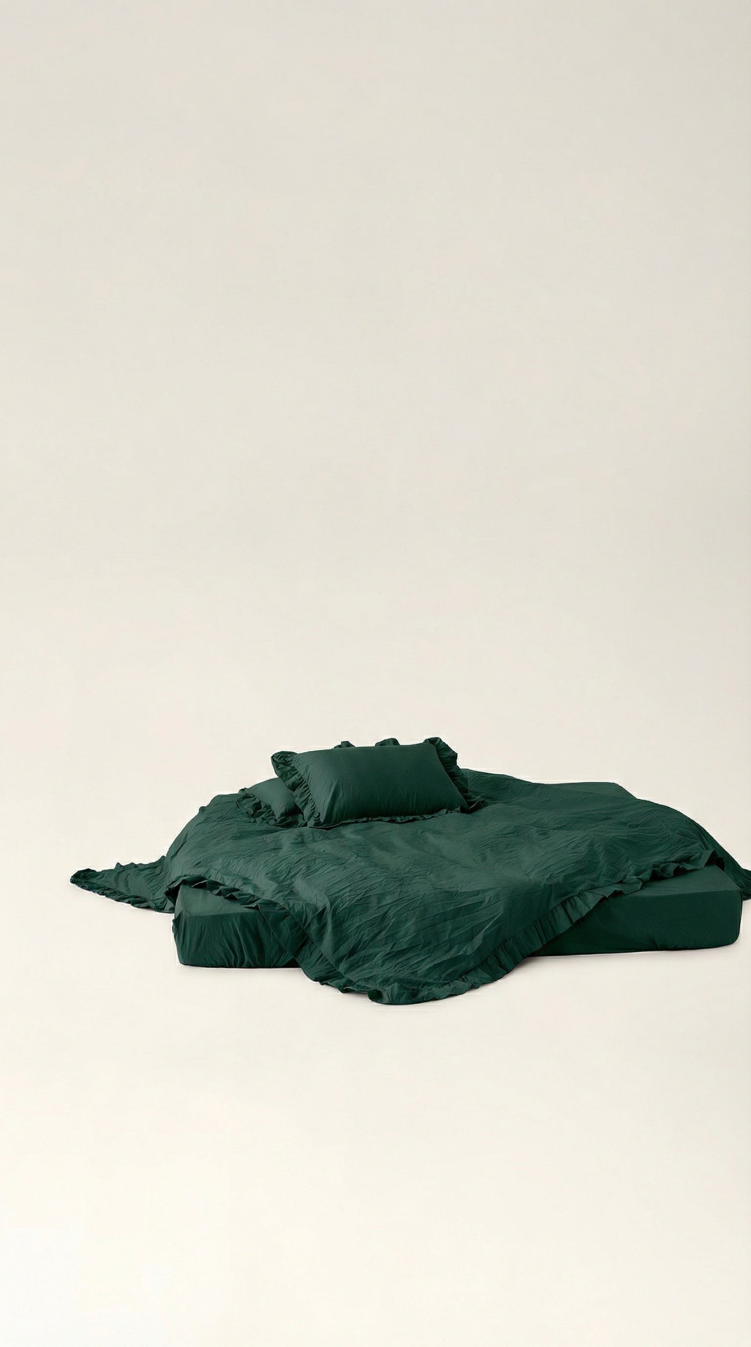 Washed cotton bedding with ruffles Moss
