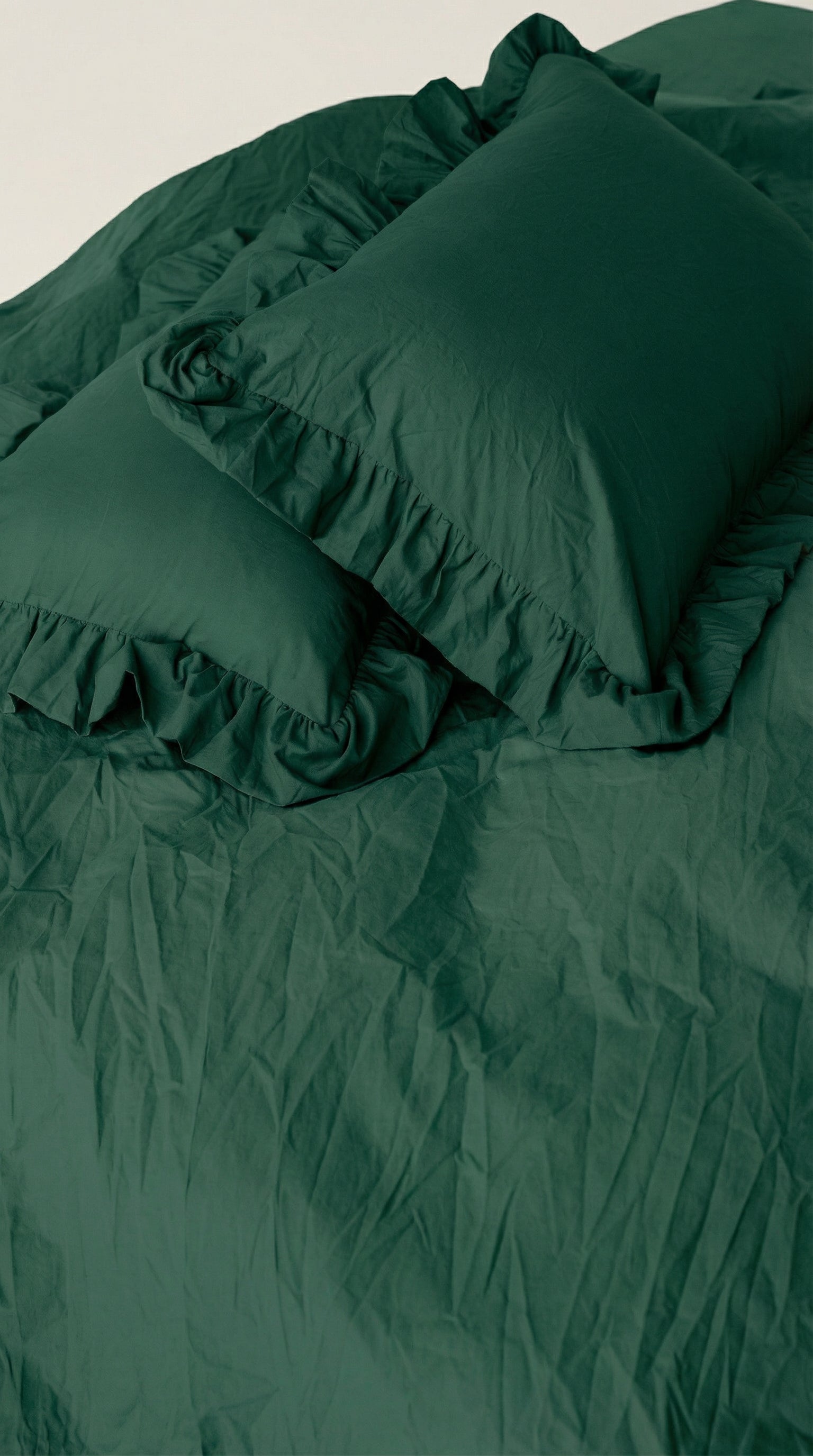 Washed cotton bedding with ruffles Moss